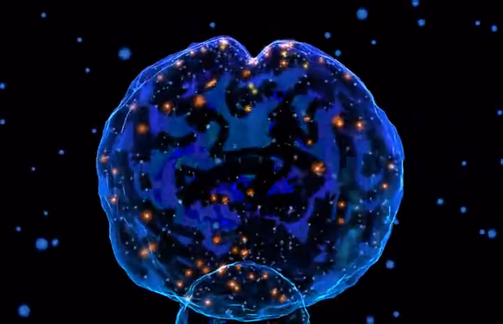 Quadro parado da cena: o cérebro tridimensional visto de perto, quase preenchendo o quadro, com a casca em azul translúcido, filamentos internos e dezenas de pontos de luz alaranjados.