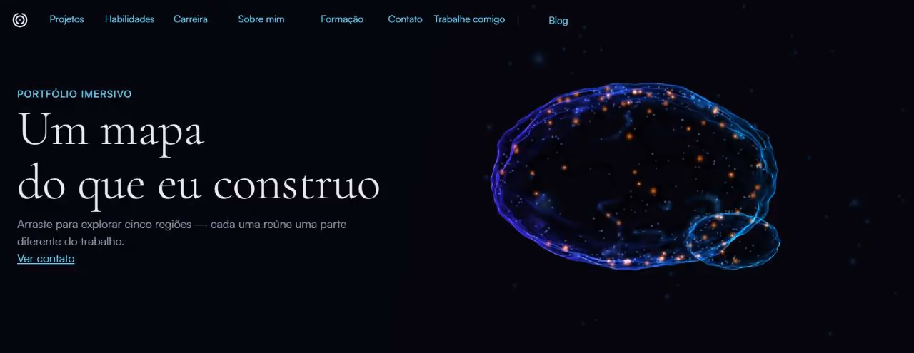 Home do Mindscape sobre fundo preto: menu superior com Projetos, Habilidades, Carreira, Sobre mim, Formação, Contato, Trabalhe comigo e Blog; à esquerda o título Um mapa do que eu construo, com a instrução Arraste para explorar cinco regiões; à direita um cérebro tridimensional em wireframe azul e violeta, com pontos alaranjados brilhando na superfície e um campo de estrelas ao fundo.