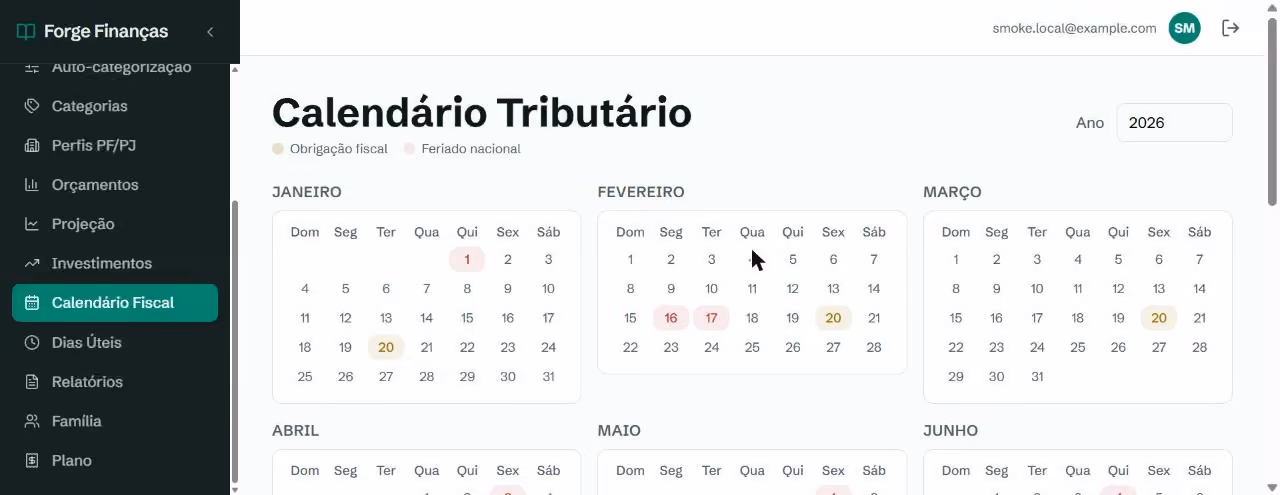 Tela Calendário Tributário com seletor de ano em 2026 e uma legenda de duas cores: obrigação fiscal em âmbar e feriado nacional em vermelho. Abaixo, os doze meses em grade, com o dia 20 marcado em âmbar em todos os meses e feriados em vermelho, incluindo 16 e 17 de fevereiro no carnaval.