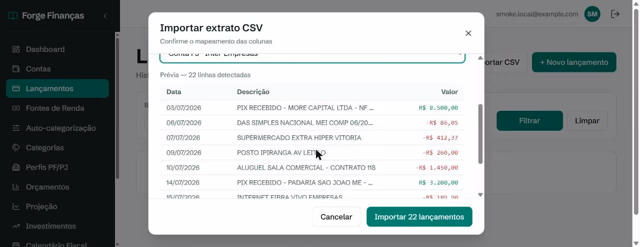 Diálogo de importação de extrato CSV mostrando a conta de destino selecionada, o aviso Prévia — 22 linhas detectadas e uma tabela de pré-visualização com datas em formato brasileiro, descrições de banco em caixa alta e valores em reais, receitas em verde e despesas em vermelho, com o botão Importar 22 lançamentos.
